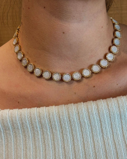 Gargantilha com pedras redondas e com zirconia
